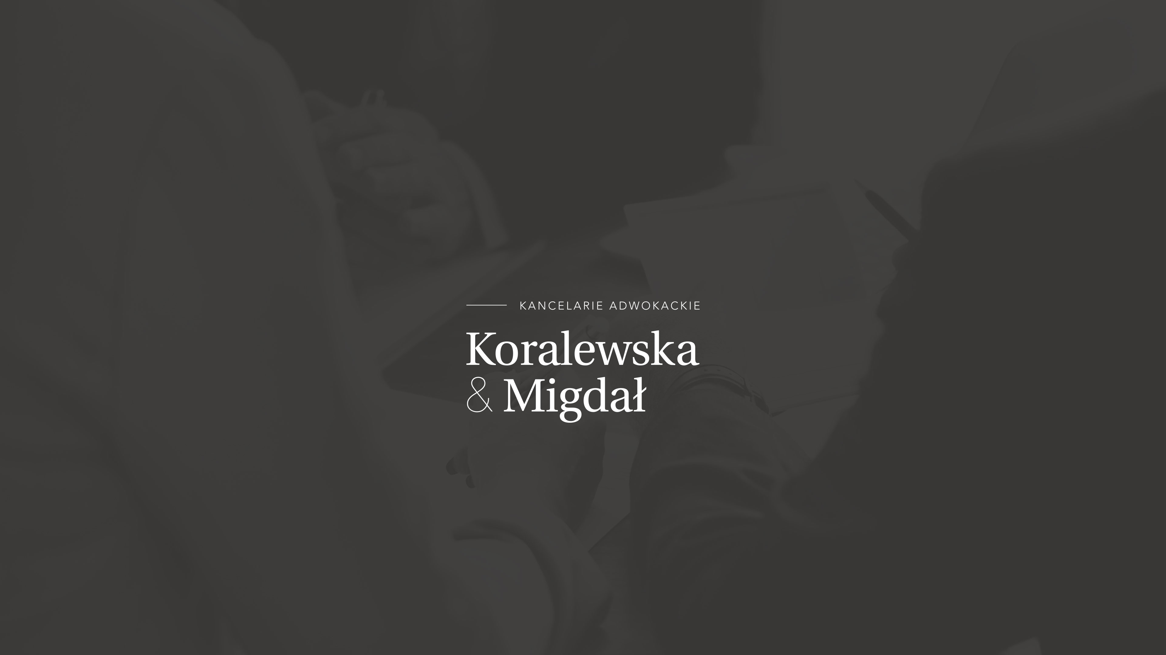 Koralewska & Migdał – logo na ciemnym tle